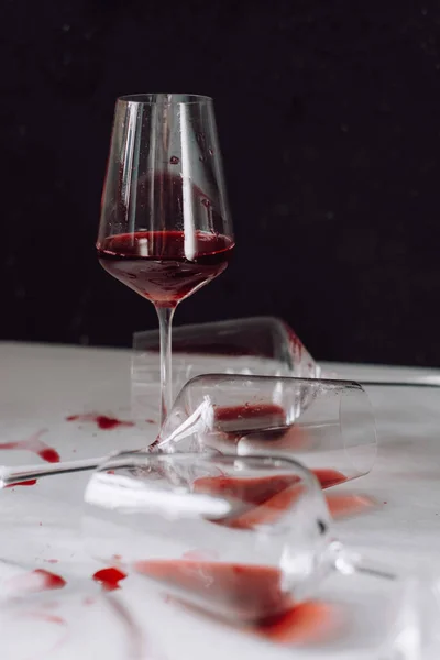 Glazen Gemorste Rode Wijn Witte Donkere Achtergrond Kopie Ruimte Wijn — Stockfoto