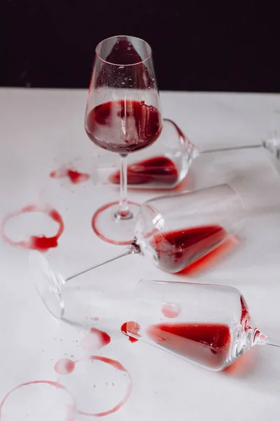 Vasos Vino Tinto Derramado Sobre Fondo Blanco Oscuro Espacio Para — Foto de Stock