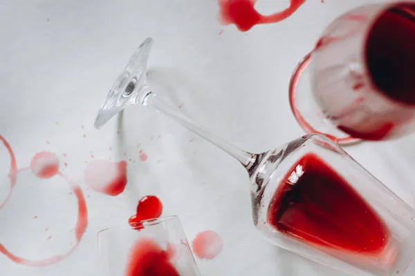 Brýle Rozlité Červeného Vína Bílém Pozadí Kopírování Prostor Košt Vína — Stock fotografie