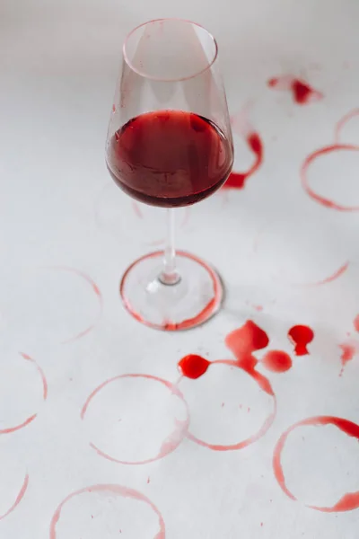 Sporen Van Wijn Buurt Van Glas Drank Witte Achtergrond Wijn — Stockfoto