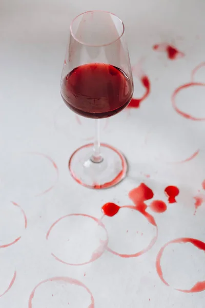 Huellas Vino Cerca Vaso Bebida Sobre Fondo Blanco Concepto Degustación — Foto de Stock