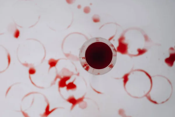 Sporen Van Wijn Buurt Van Glas Drank Witte Achtergrond Wijn — Stockfoto