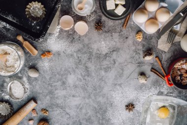 Sağlıklı Pişirme malzemeleri. Kaşık un, yemekler, yumurta, tereyağı tuz ve gri arka plan üzerinde oklava ile. Fırın arka plan çerçeve. Üstten görünüm, kopya alanı.