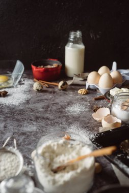 Sağlıklı Pişirme malzemeleri. Kaşık un, yemekler, yumurta, tereyağı tuz ve gri arka plan üzerinde oklava ile. Fırın arka plan çerçeve. Üstten görünüm, kopya alanı.