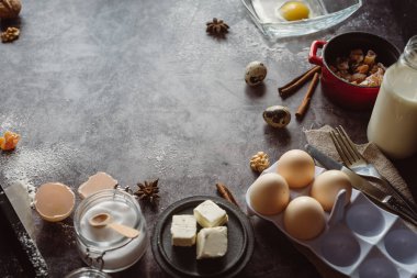 Sağlıklı Pişirme malzemeleri. Kaşık un, yemekler, yumurta, tereyağı tuz ve gri arka plan üzerinde oklava ile. Fırın arka plan çerçeve. Üstten görünüm, kopya alanı.