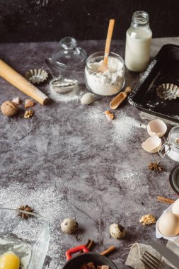 Sağlıklı Pişirme malzemeleri. Kaşık un, yemekler, yumurta, tereyağı tuz ve gri arka plan üzerinde oklava ile. Fırın arka plan çerçeve. Üstten görünüm, kopya alanı.