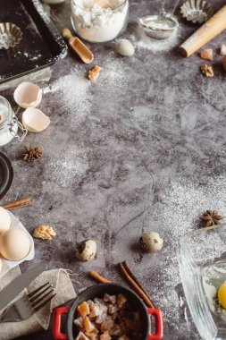 Sağlıklı Pişirme malzemeleri. Kaşık un, yemekler, yumurta, tereyağı tuz ve gri arka plan üzerinde oklava ile. Fırın arka plan çerçeve. Üstten görünüm, kopya alanı.