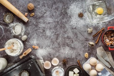 Sağlıklı Pişirme malzemeleri. Kaşık un, yemekler, yumurta, tereyağı tuz ve gri arka plan üzerinde oklava ile. Fırın arka plan çerçeve. Üstten görünüm, kopya alanı.