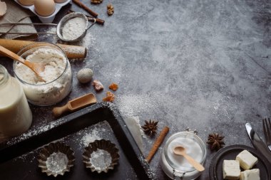 Sağlıklı Pişirme malzemeleri. Kaşık un, yemekler, yumurta, tereyağı tuz ve gri arka plan üzerinde oklava ile. Fırın arka plan çerçeve. Üstten görünüm, kopya alanı.