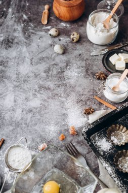 Sağlıklı Pişirme malzemeleri. Kaşık un, yemekler, yumurta, tereyağı tuz ve gri arka plan üzerinde oklava ile. Fırın arka plan çerçeve. Üstten görünüm, kopya alanı.