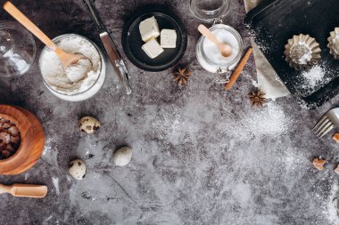 Sağlıklı Pişirme malzemeleri. Kaşık un, yemekler, yumurta, tereyağı tuz ve gri arka plan üzerinde oklava ile. Fırın arka plan çerçeve. Üstten görünüm, kopya alanı.