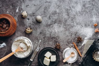 Sağlıklı Pişirme malzemeleri. Kaşık un, yemekler, yumurta, tereyağı tuz ve gri arka plan üzerinde oklava ile. Fırın arka plan çerçeve. Üstten görünüm, kopya alanı.