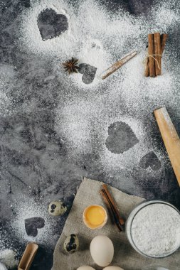 Sağlıklı Pişirme malzemeleri. Un, oklava, yumurta ve kalp şekli mutfak gri mutfak masasının üzerinde arka plan. Üstten görünüm Sevgililer günü yemek pişirmek için. Kopya alanı.