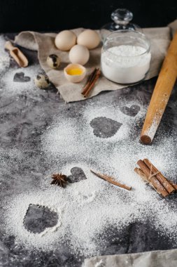 Sağlıklı Pişirme malzemeleri. Un, oklava, yumurta ve kalp şekli mutfak gri mutfak masasının üzerinde arka plan. Üstten görünüm Sevgililer günü yemek pişirmek için. Kopya alanı.