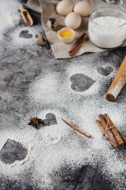 Sağlıklı Pişirme malzemeleri. Un, oklava, yumurta ve kalp şekli mutfak gri mutfak masasının üzerinde arka plan. Üstten görünüm Sevgililer günü yemek pişirmek için. Kopya alanı.
