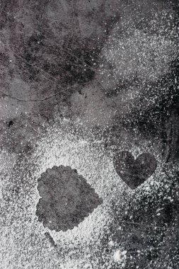 Gri zemin üzerine un kalbinde. Fırın malzemeleri, Sevgililer günü yemek pişirmek için üstten görünüm. Kopya alanı.