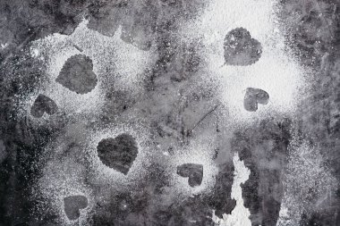 Gri zemin üzerine un kalbinde. Fırın malzemeleri, Sevgililer günü yemek pişirmek için üstten görünüm. Kopya alanı.