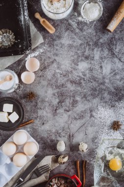 Sağlıklı Pişirme malzemeleri. Kaşık un, yemekler, yumurta, tereyağı tuz ve gri arka plan üzerinde oklava ile. Fırın arka plan çerçeve. Üstten görünüm, kopya alanı.