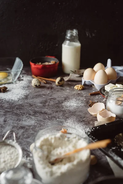 Sağlıklı Pişirme malzemeleri. Kaşık un, yemekler, yumurta, tereyağı tuz ve gri arka plan üzerinde oklava ile. Fırın arka plan çerçeve. Üstten görünüm, kopya alanı.