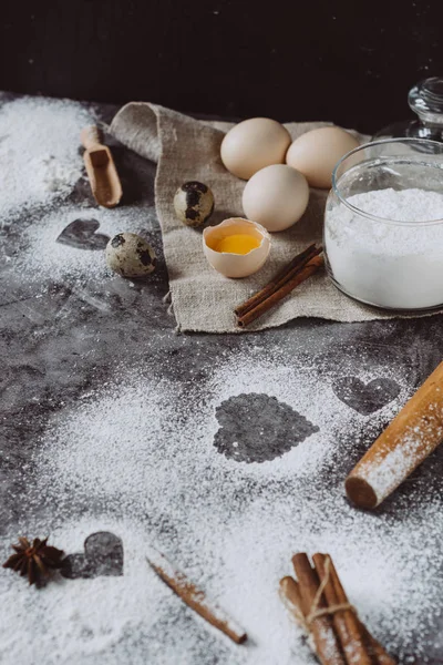 Sağlıklı Pişirme malzemeleri. Un, oklava, yumurta ve kalp şekli mutfak gri mutfak masasının üzerinde arka plan. Üstten görünüm Sevgililer günü yemek pişirmek için. Kopya alanı.