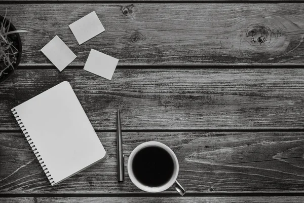 Mesa Escritorio Madera Con Cuaderno Una Manija Una Taza Café —  Fotos de Stock