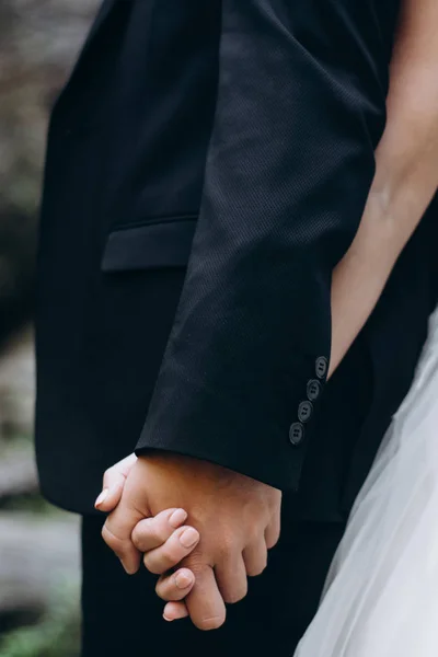 Amantes Casamento Casal Suavemente Mantenha Mãos Abertas Livre — Fotografia de Stock