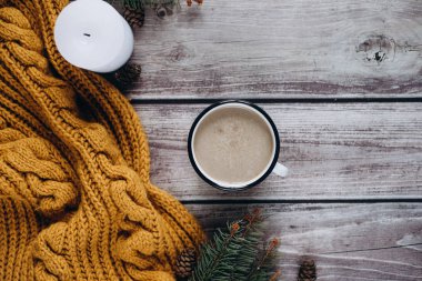 Süt, mum, darbe, çam dalları ve ahşap masa üzerinde sıcak turuncu eşarp ile kahve fincan. Kış konsepti. Düz yatıyordu, en iyi görünümü. 