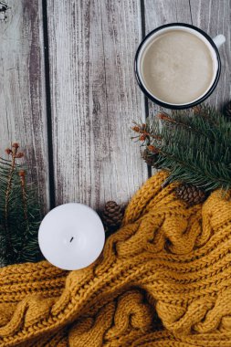 Süt, mum, darbe, çam dalları ve ahşap masa üzerinde sıcak turuncu eşarp ile kahve fincan. Kış konsepti. Düz yatıyordu, en iyi görünümü. 