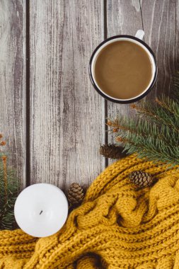 Süt, mum, darbe, çam dalları ve ahşap masa üzerinde sıcak turuncu eşarp ile kahve fincan. Kış konsepti. Düz yatıyordu, en iyi görünümü. 