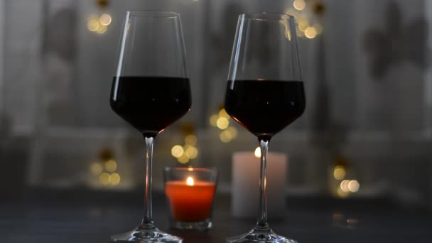 Due Persone Applausi Brindisi Bicchieri Vino Rosso Clinking Sulla Candela — Video Stock
