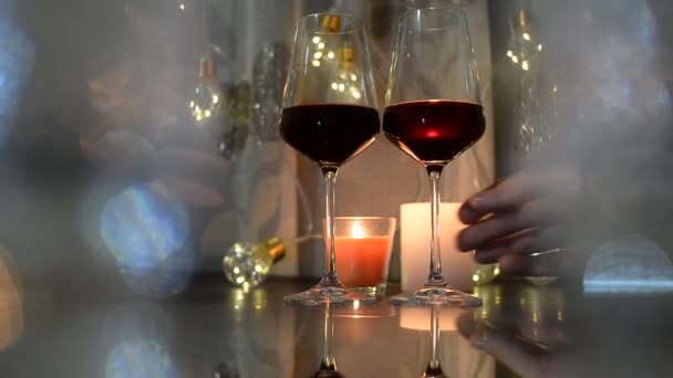 Zwei Menschen Jubeln Oder Stoßen Rotweingläser Die Hintergrund Kerzen Und — Stockvideo