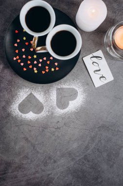 Sevgililer günü. İki fincan kahve, mum ve kalp koyu arka plan üzerinde. Tüm sevenler gün için