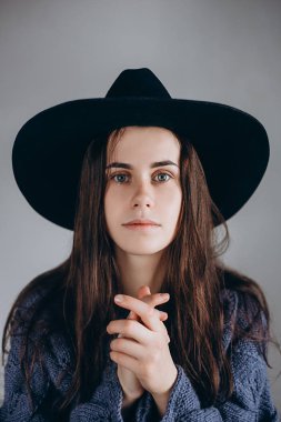 Sakin ve gizemli siyah şapka giyen güzel genç kadın portresi .