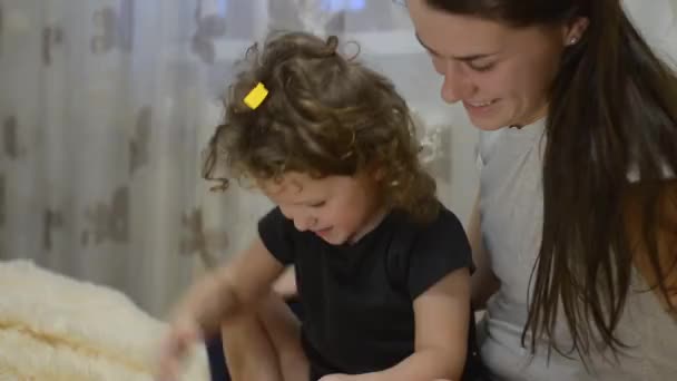 Kind Speelt Met Papier Glimlacht Echt Zijn Moeder Langzame Video — Stockvideo
