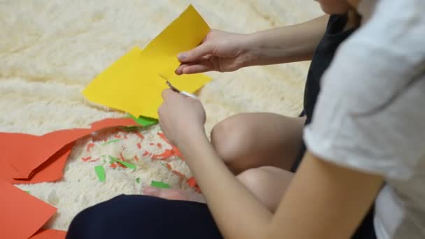 Mère Aidant Son Enfant Couper Papier Coloré — Video