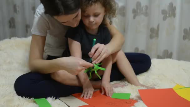 Anne Çocuğunu Renkli Kağıt Boyamak Için Yardım Çocuk Ile Kağıt — Stok video