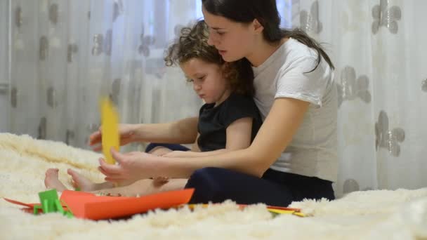 Mãe Ajudando Seu Filho Cortar Papel Colorido — Vídeo de Stock