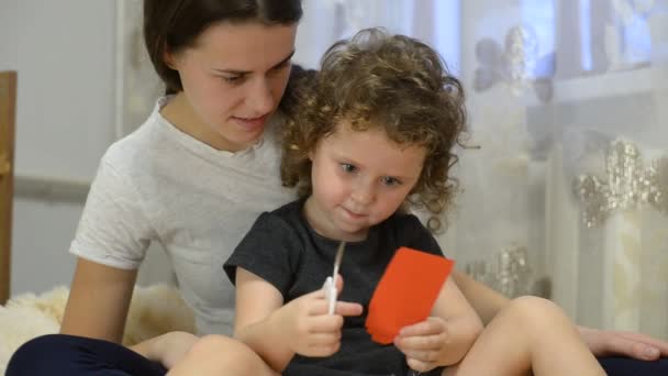 Moeder Helpen Haar Kind Snijden Gekleurd Papier — Stockvideo