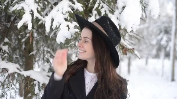 Menina Encantadora Feliz Sorridente Chapéu Posa Pela Árvore Floresta Inverno — Vídeo de Stock