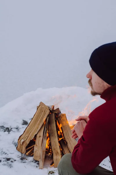 Maschio Scaldandosi Mani Falò Inverno Circondato Dalla Neve Contro Vicino — Foto Stock