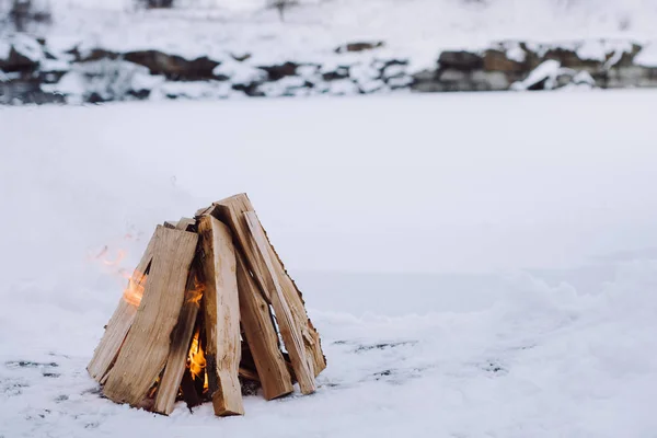 Fogo Acampamento Tempo Inverno Cercado Por Neve Contra Fundo Lago — Fotografia de Stock