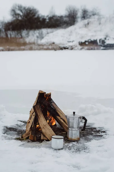 Kaffee Und Eine Kaffeemaschine Lagerfeuer Und Winter Umgeben Von Schnee — Stockfoto