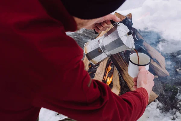 Uomo Viaggio Versa Caffè Caldo Vicino Fuoco Del Campo Inverno — Foto Stock