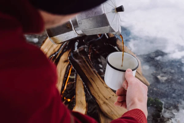 Homem Viajante Derrama Café Quente Perto Fogo Acampamento Tempo Inverno — Fotografia de Stock