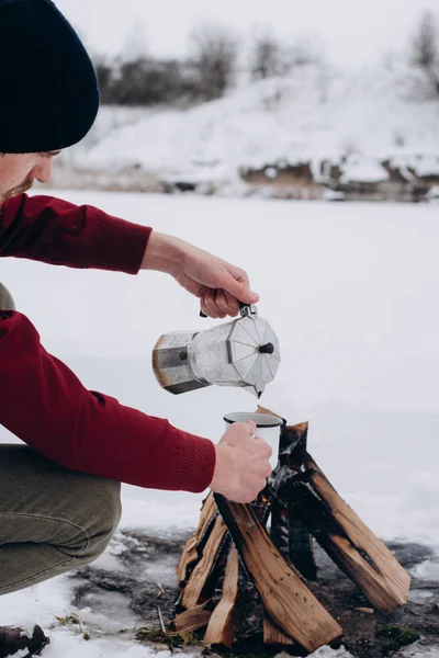 Homem Viajante Derrama Café Quente Perto Fogo Acampamento Tempo Inverno — Fotografia de Stock