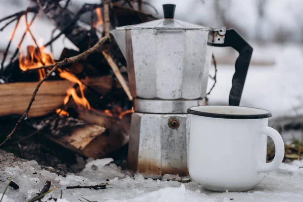 Até Café Uma Cafeteira Fundo Fogo Acampamento Tempo Inverno Cercado — Fotografia de Stock