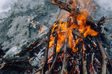 Kamp ateşi karda. Kavramı macera aktif tatiller açık. Kış kamp