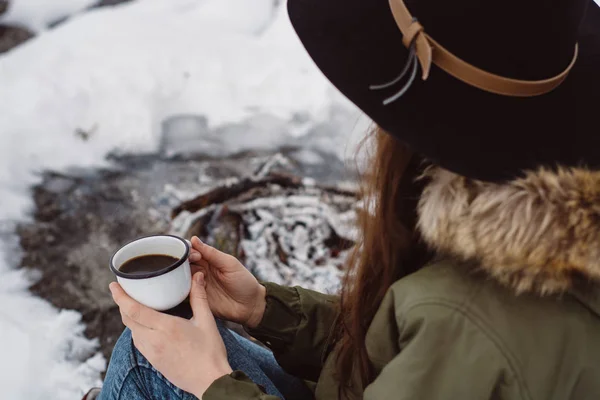 Traveling Girl Sits Camp Fire Cup Hot Coffee Winter Time — Stock Photo, Image