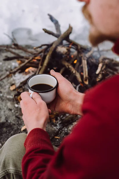 Touristen Sitzen Lagerfeuer Mit Einer Tasse Heißen Kaffees Und Winter — Stockfoto