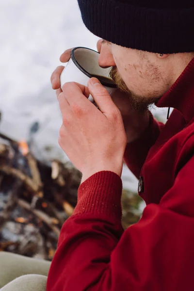 Homme Barbu Boit Café Près Feu Camp Hiver Concept Aventure — Photo